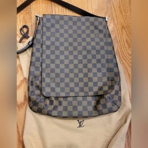 100% Authentic  LV messenger bag